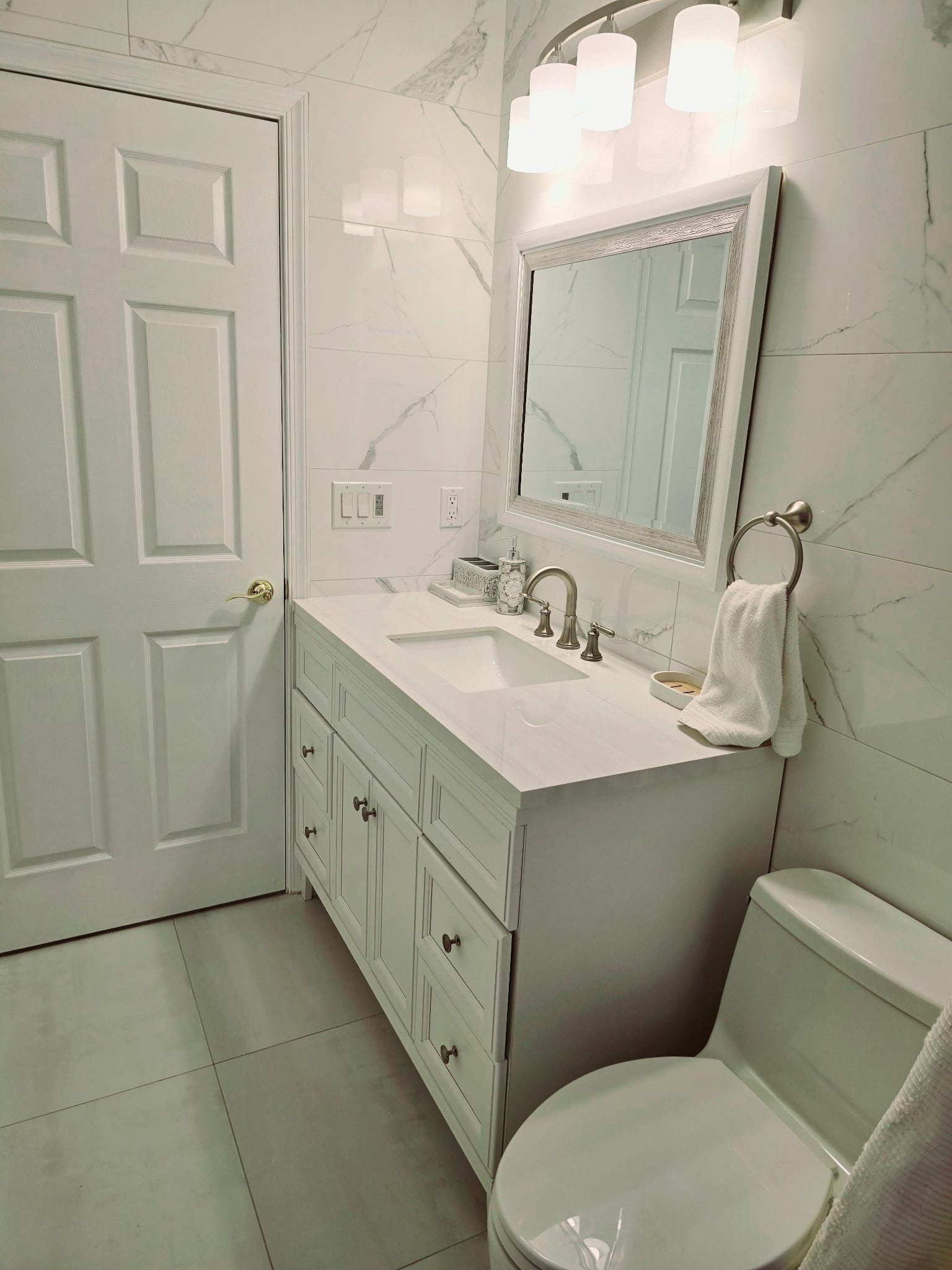 Compact Calacatta bath — wider view