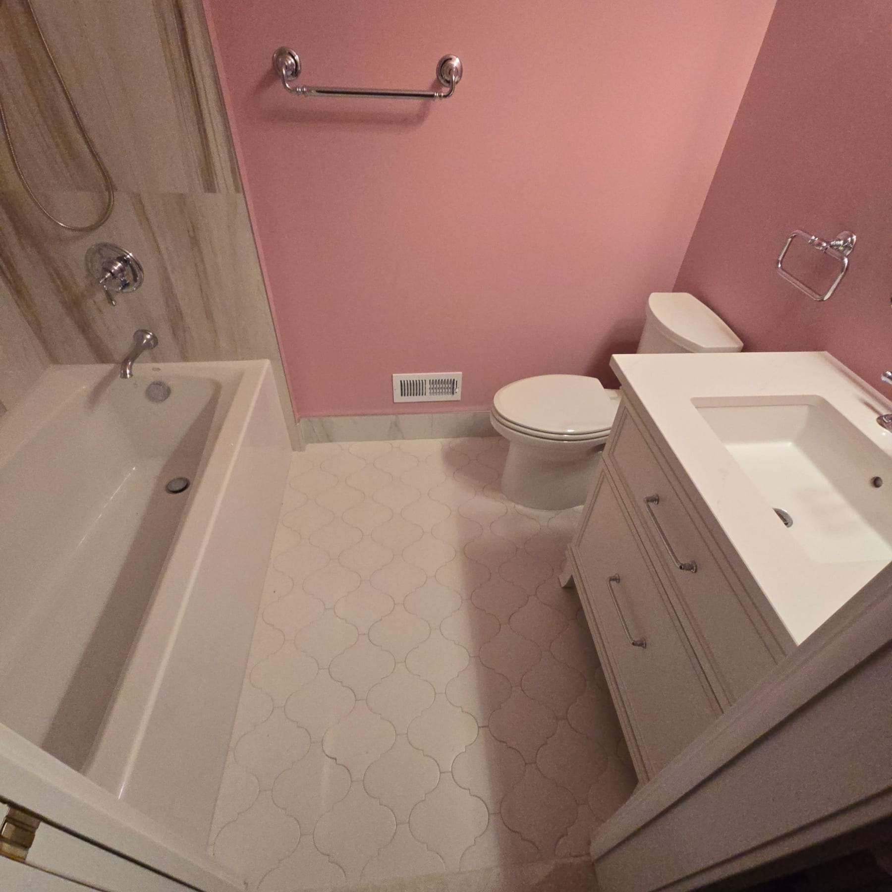 Pink-walled bath with arabesque tile floor